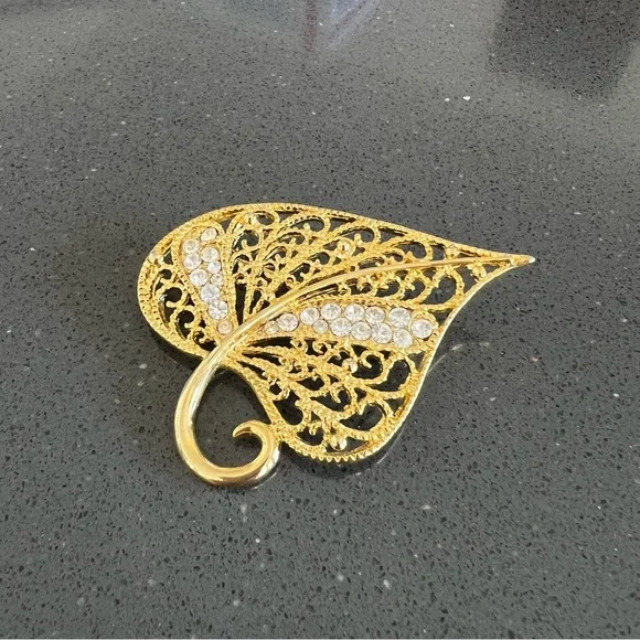 Vintage Gold Rhinestone Filagree Pin Brooch - Picture 6 of 14
